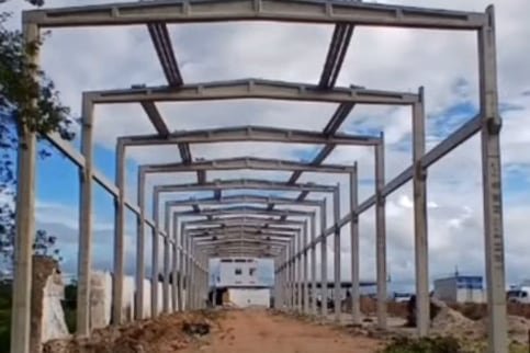 Vista interna do galpão mostrando a sequência de pórticos e a altura livre
