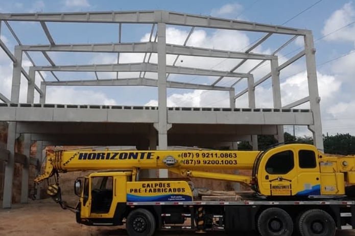 Estrutura de dois pavimentos em montagem, com guindaste da Novo Horizonte