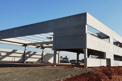 Estrutura comercial com pavimento superior e grandes aberturas