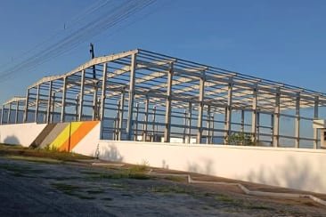 Galpão comercial em fase final de montagem, visto da via