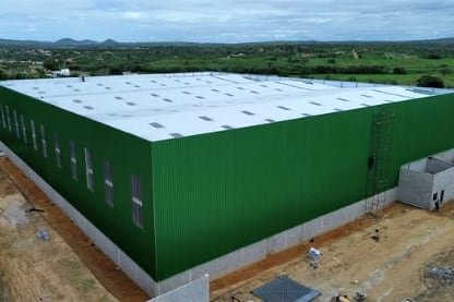 Galpão industrial concluído, com fechamento metálico e cobertura instalada